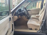 Usata Mercedes E200 122 CV (89 kW) 1987 Grigio Berlina