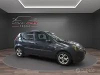 Usata Ford Fiesta Titanium 68 CV (50 kW) 2006 Bluazzurro Utilitaria