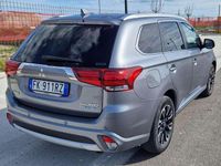 Usata Mitsubishi Outlander P-HEV Instyle 121 CV (88 kW) 2017 Grigio SUV