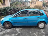 Usata Ford Fiesta 75 CV (55 kW) 2004 Blu Berlina