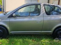 Second-hand Toyota Yaris 75 CP (55 kW) 2003 Gri Hatchback