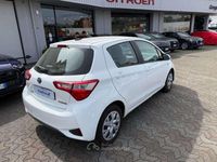 Usata Toyota Yaris Hybrid Active 73 CV (53 kW) 2020 Bianco Berlina