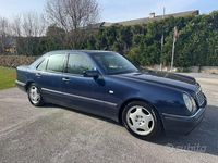 Begagnad Mercedes E200 Elegance 136 HK (100 kW) 1997 Blå Sedan