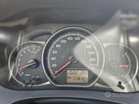 Usata Toyota Yaris 69 CV (50 kW) 2015 Rosso Utilitaria