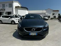 Usata Volvo V40 Momentum 120 CV (88 kW) 2017 Blu Berlina