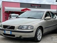 Usata Volvo S60 163 CV (119 kW) 2003 Oro Berlina