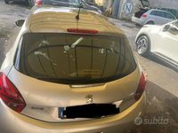 Usata Peugeot 208 92 CV (67 kW) 2016 Grigio Utilitaria