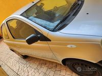 Usata Toyota Yaris 68 CV (50 kW) 2001 Grigio Utilitaria
