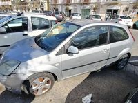 Usata Ford Fiesta 75 CV (55 kW) 2005 Grigio Utilitaria