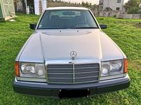 Usata Mercedes E200 136 CV (100 kW) 1993 Argento Berlina