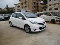 Usata Toyota Yaris Lounge 90 CV (66 kW) 2012 Bianco Berlina