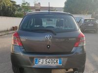 Usata Toyota Yaris 75 CV (55 kW) 2011 Grigio Utilitaria