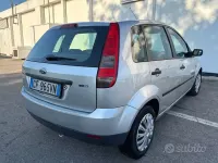 Usado Ford Fiesta 68 HP (50 kW) 2003 Cinzento Citadino