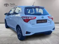 Begagnad Toyota Yaris Hybrid Style 101 HK (74 kW) 2017 Vit Sedan
