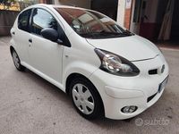 Usata Toyota Yaris Active 69 CV (50 kW) 2012 Bianco Utilitaria