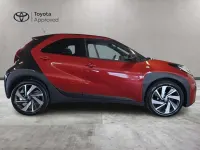 Usata Toyota Aygo X Lounge 72 CV (52 kW) 2022 Chili red & black met SUV