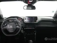 Usata Peugeot 2008 Allure 131 CV (96 kW) 2023 Grigio artense SUV