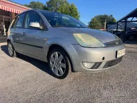 Usata Ford Fiesta Ghia 75 CV (55 kW) 2005 Grigio Utilitaria