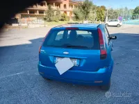 Begagnad Ford Fiesta 75 HK (55 kW) 2004 Blå Halvkombi