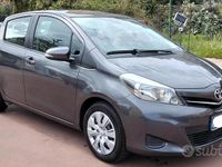Usata Toyota Yaris Style 90 CV (66 kW) 2013 Grigio Utilitaria