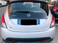 Usado Lancia Ypsilon Silver 95 HP (69 kW) 2015 Prateado Citadino