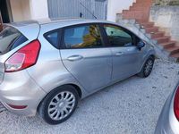 Usata Ford Fiesta 75 CV (55 kW) 2014 Grigio Berlina
