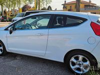 Usata Ford Fiesta 70 CV (51 kW) 2011 Bianco Utilitaria