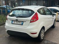 Usata Ford Fiesta 90 CV (66 kW) 2012 Bianco Utilitaria