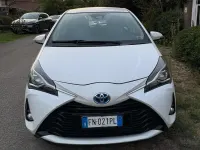Usata Toyota Yaris Hybrid Active 73 CV (53 kW) 2018 Bianco Berlina