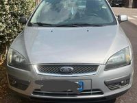 Begagnad Ford Focus 115 HK (84 kW) 2005 Grå Sedan