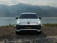 Nuova VW Tayron R-line Plus 150 CV (110 kW) 2026 Dolomite silver metallizzato SUV