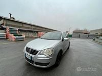 Usado VW Polo 75 CV (55 kW) 2006 Gris Utilitario