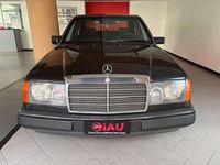 Usata Mercedes E200 122 CV (89 kW) 1989 Nero Berlina
