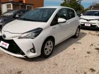 Usata Toyota Yaris Hybrid 73 CV (53 kW) 2018 Bianco Berlina