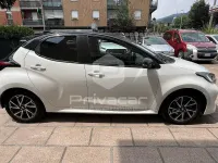 Usata Toyota Yaris Hybrid Lounge 92 CV (67 kW) 2022 Bianco Berlina
