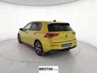 Usata VW Golf VIII R-line 131 CV (96 kW) 2024 Giallo metallizzato Berlina