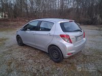 Usata Toyota Yaris 69 CV (50 kW) 2013 Grigio Utilitaria