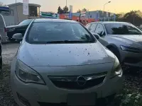 Usata Opel Astra 100 CV (73 kW) 2012 Berlina