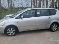 Usata Toyota Avensis Verso 116 CV (85 kW) 2001 Grigio Monovolume