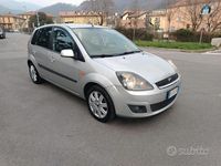 Usata Ford Fiesta Ghia 75 CV (55 kW) 2006 Grigio Utilitaria