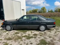 Usata Mercedes E200 122 CV (89 kW) 1991 Nero Berlina