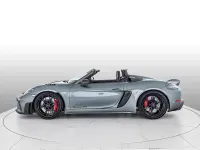 Nuova Porsche 718 Spyder 500 CV (367 kW) 2026 Grigio vanadio metallizzato/capote nera con finiture rosso carminio Cabrio