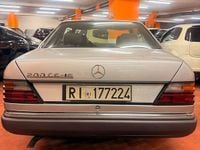 Usado Mercedes E200 136 CV (100 kW) 1992 Plateado Utilitario