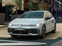 Nuova VW Golf VIII R-line Plus 150 CV (110 kW) 2026 Crystal ice blue metallizzato Berlina