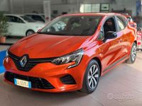 Usata Renault Clio V Equilibre 100 CV (73 kW) 2023 Arancione Berlina