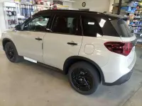Nuova Suzuki Vitara 110 CV (80 kW) 2026 Avorio africa tetto nero SUV