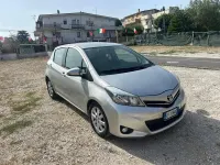 Usata Toyota Yaris Lounge 90 CV (66 kW) 2013 Argento Utilitaria