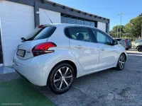 Usata Peugeot 208 Allure 75 CV (55 kW) 2015 Bianco Utilitaria