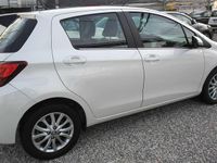 Usata Toyota Yaris Lounge 90 CV (66 kW) 2015 Bianco Berlina
