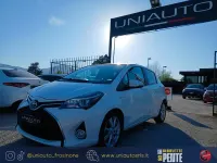 Usata Toyota Yaris Hybrid Cool 73 CV (53 kW) 2015 Bianco Berlina
